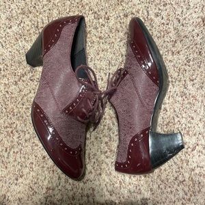 Womens size 7.5 Oxford style heels